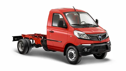 Czerwony Piaggio Porter NP6 - widok z boku