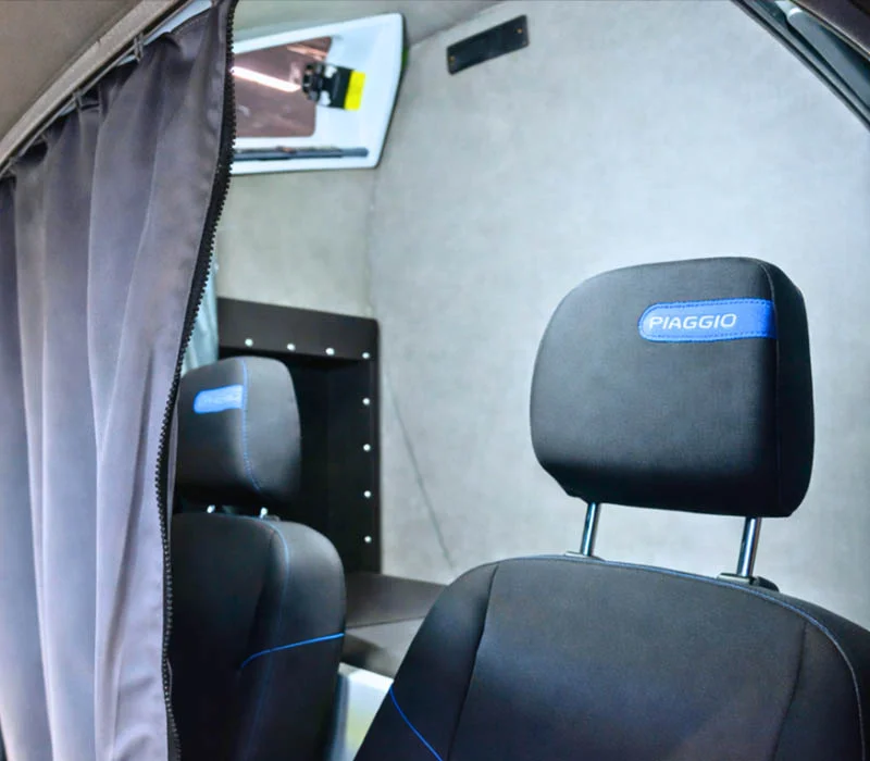 Samochód dostawczy Piaggio z kabiną sypialną wnętrze