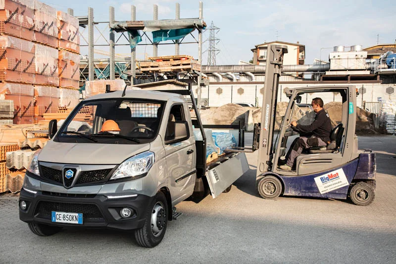 Samochody dostawcze Piaggio Porter NP6 na budowie