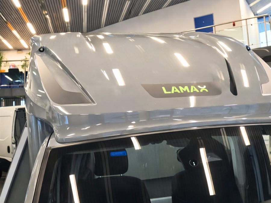 Kabina sypialna LAMAX – detal z oknem uchylnym